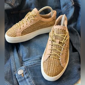 Coconuts by Matisse. Size 8 in like new condition